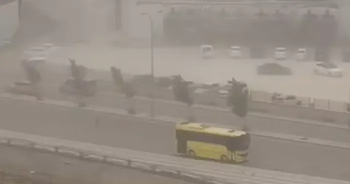 Gaziantep te yaz günü fırtına görüntüsü! Ağaçlar devrildi, çatılar uçtu, elektrik telleri koptu...