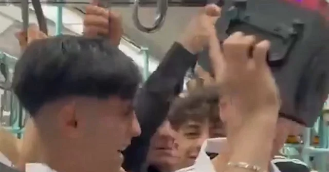 Kalabalık tramvayda yüksek sesle müzik açıp rahatsızlık verdiler VİDEO İZLE