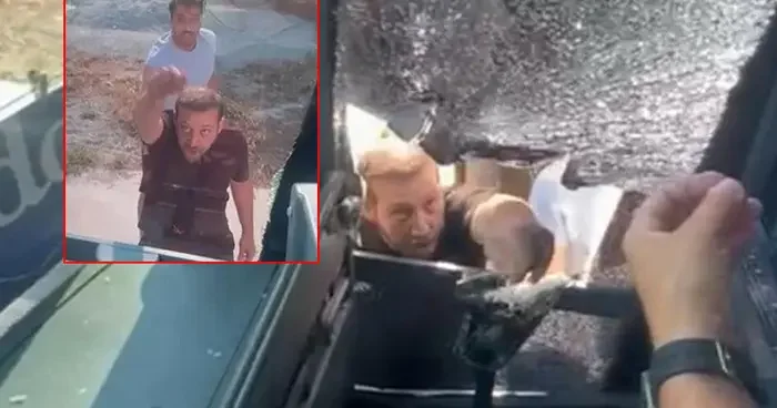 Korku dolu anlar kamerada: Turistleri taşıyan tur otobüsüne taşla saldırıp şoförün başını yardılar!