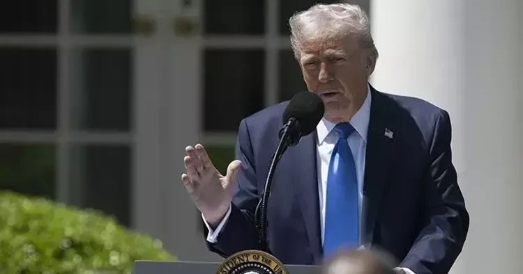 Trump tan göstericilerine sert tepki: ABD bayrağını yakanlar hapis cezasına çarptırılmalı! Toplu tutuklamalar başladı