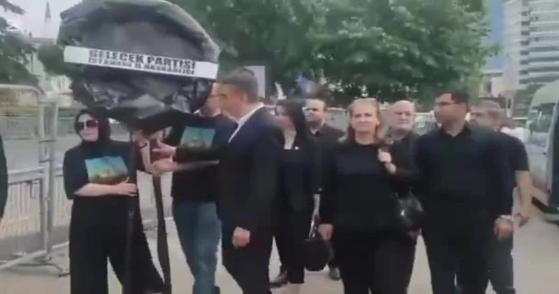Gelecek Partisi nden siyah çelenkli protesto