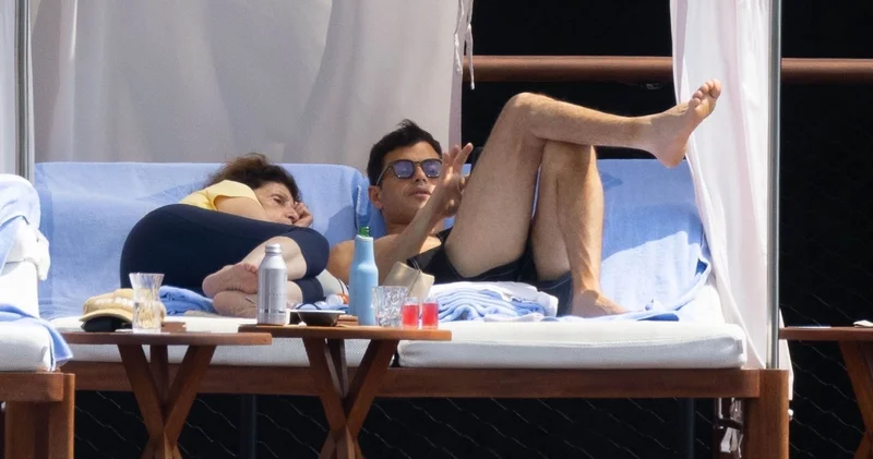 Sevgilisinden ayrılan Rami Malek annesiyle tatilde