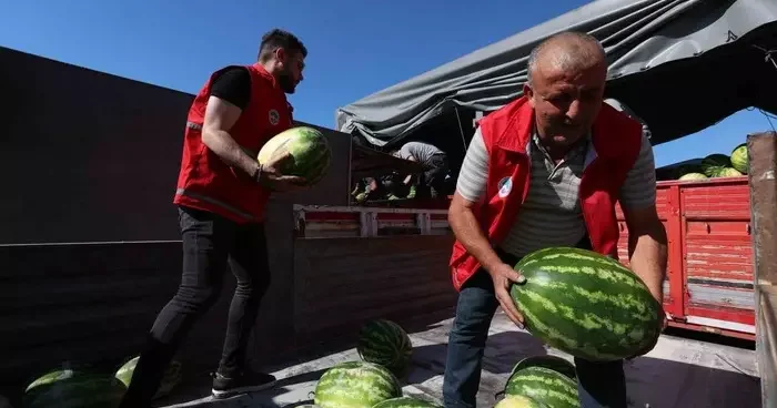 Kayseri’de 17 ton karpuz dağıtıldı