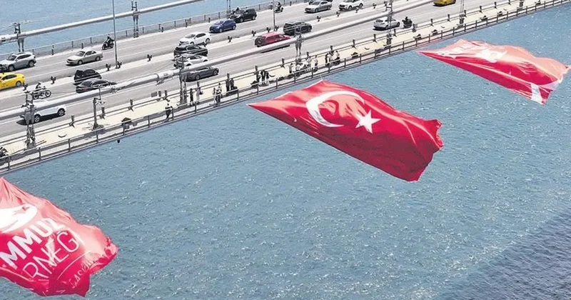 Şehitler Köprüsü’ne dev Türk bayrağı asıldı