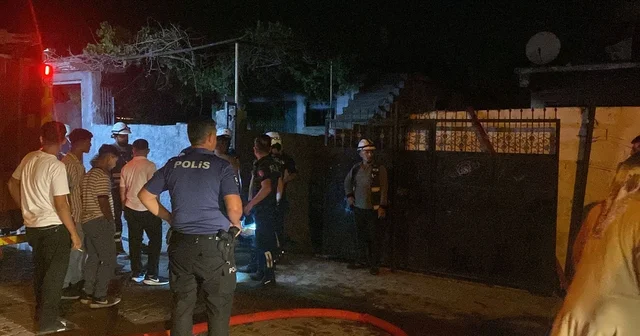 Babasının evini yaktı, alevler bir eve daha sıçradı; mahallelinin saldırdığı şüpheliyi polis kurtardı Adana Haberleri