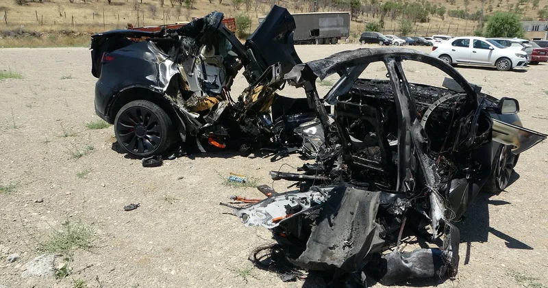 Malatya da bir otomobil ikiye bölündü, 2 hemşire hayatını kaybetti