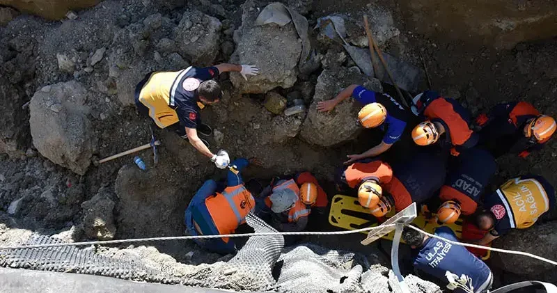 Tünel altyapı çalışmasında göçük; mahsur kalan 2 işçi kurtarıldı