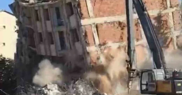 Elazığ da ağır hasarlı binaların yıkımları sürüyor: Tek dokunuş ile yıkıldı VİDEO İZLE