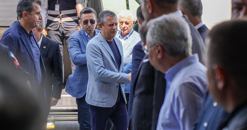 CHP lideri Özgür Özel, tutuklu başkan Böcek i ziyaret etmek ve mitinge katılmak için Antalya da