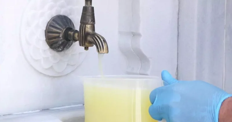 Camii avlusunda çeşmeden limonata aktı