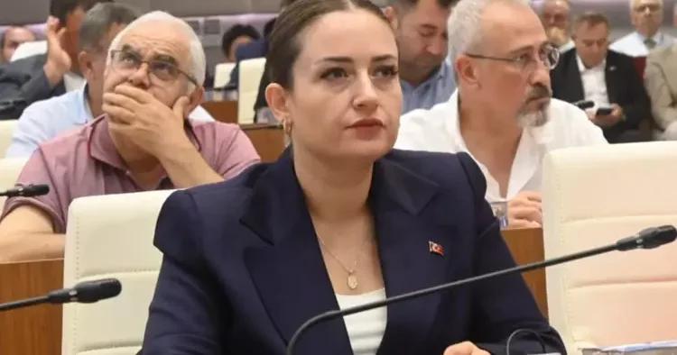 Muhittin Böcek görevden uzaklaştırılmıştı: Antalya Büyükşehir Belediyesi Başkanvekilliğine Büşra Özdemir seçildi