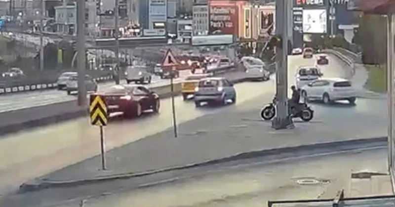 Avcılar D 100 yan yolda kaza kamerada