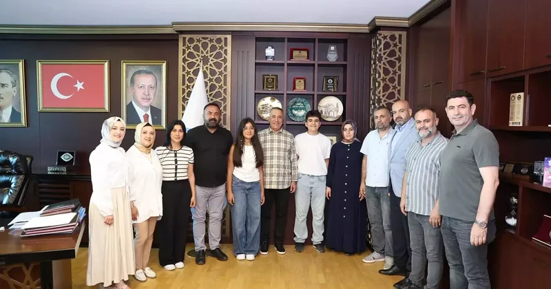 Sultangazi de LGS de birinci olan iki öğrenci, Abdurrahman Dursun’u ziyaret etti