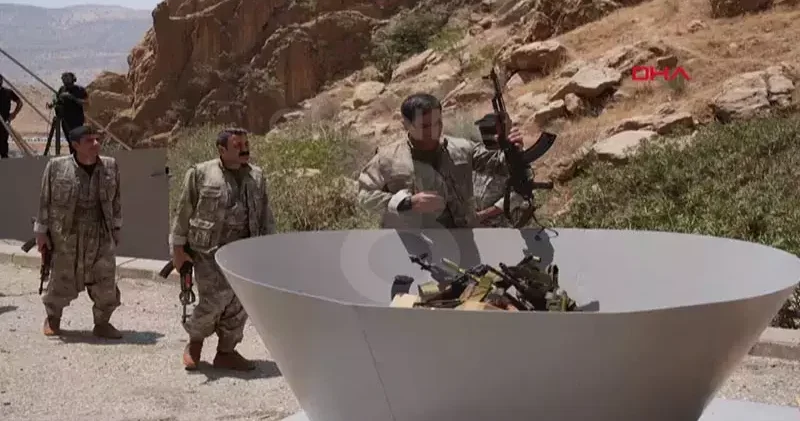Terör örgütü üyesi bir grup, “Terörsüz Türkiye” süreci kapsamında Irak’ın Süleymaniye kentinde silah bıraktı