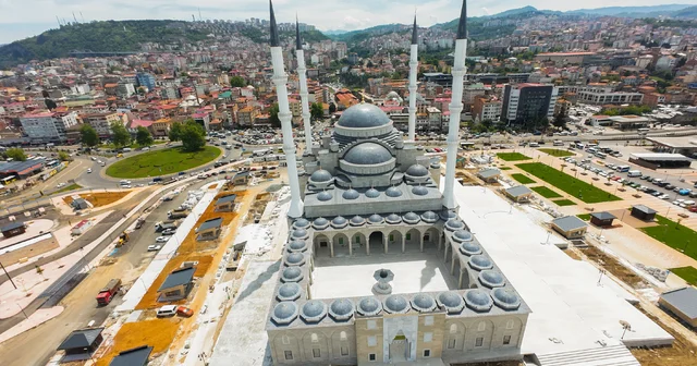 Doğu Karadeniz in en büyük camisi Trabzon da ibadete açıldı Trabzon Haberleri