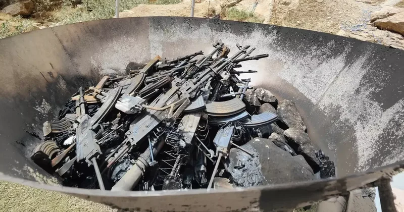PKK nın yaktığı silahların son hali! İşte törenden kare kare tüm detaylar