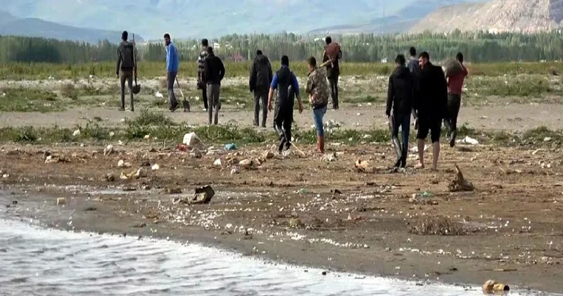 Önceden tekne ile geçiyorlardı; şimdi yaya olarak gidiyorlar