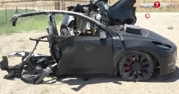 Malatya da aydınlatma direğine çarpan lüks otomobil ortadan ikiye bölündü!