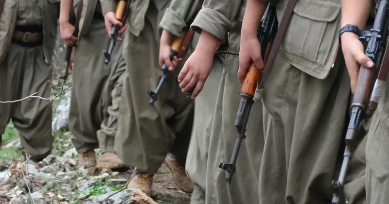 PKK lı teröristler silahlarını içinde ateş yanan kazana atacak