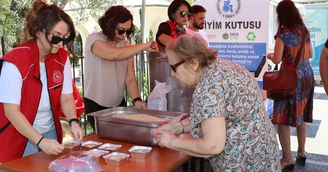 Aydın da gönüllü gençler vatandaşlara aşure dağıttı Aydın Haberleri