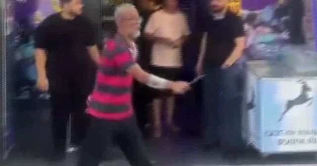 Adana da elinde bıçakla rahatsızlık veren şahıs etkisiz hale getirildi VİDEO İZLE