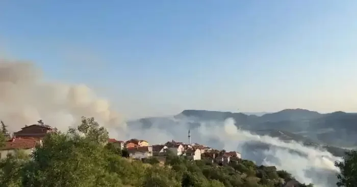 Bursa Balıkesir sınırında orman yangını: Köy tahliye edildi, ekipler seferber oldu