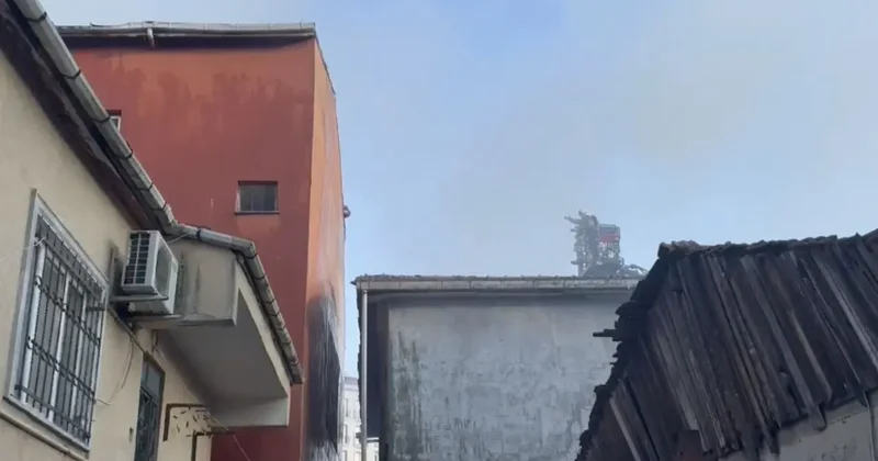 Ümraniye de 3 katlı binanın çatısında korkutan yangın