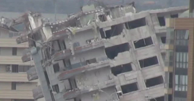 Hatay da kontrollü yıkılan bina devrildi VİDEO İZLE