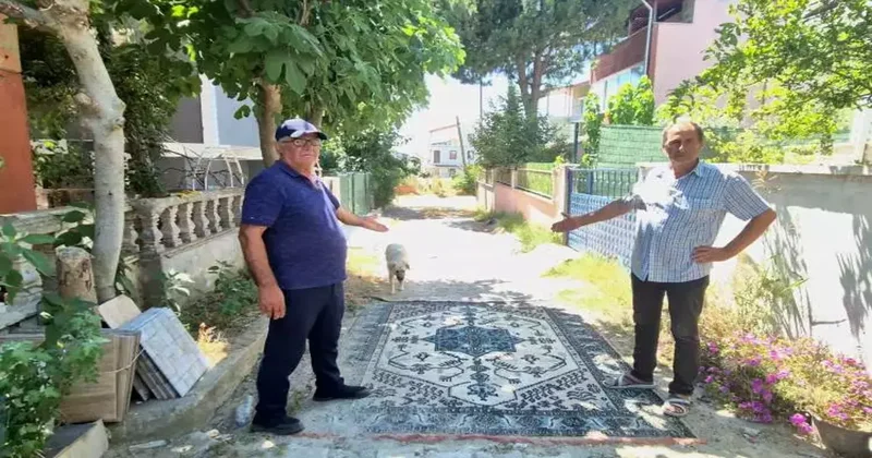 Vatandaşın yol çilesine ilginç çözüm: Sokağa halı serdiler!