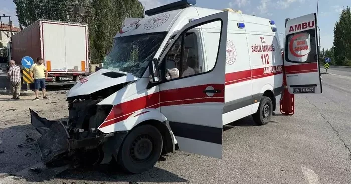 Ankara’da tır ile ambulans çarpıştı: 5 yaralı