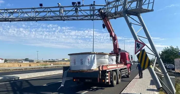 Muratlı’da vinç otoyol plaka tanıma sitemi direğine çarptı