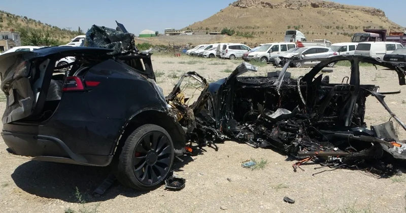 Direğe çarpan Tesla ikiye bölündü, 2 kişi öldü
