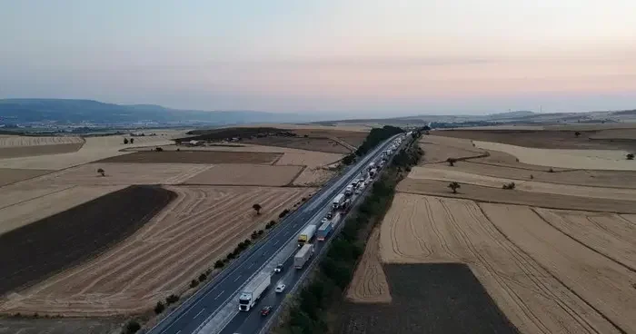 Karayolunda çalışma trafiği durma noktasına getirdi, sürücüler isyan etti