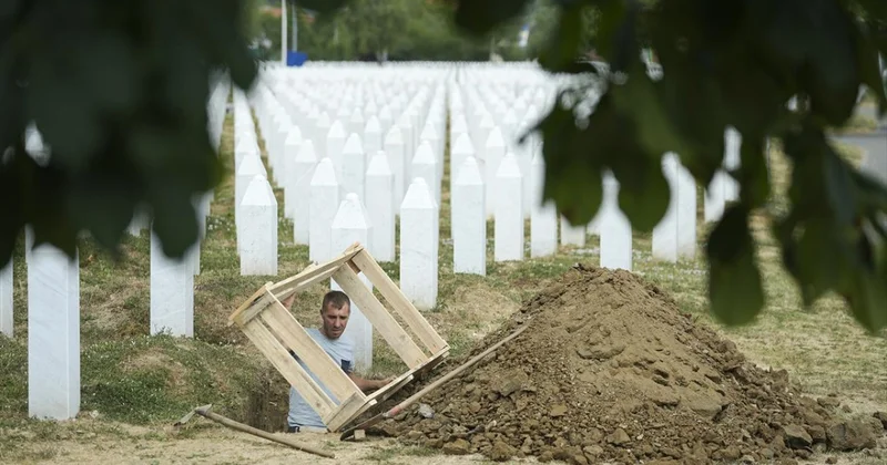 Srebrenitsa da katledilen genç 30 yıl sonra toprağa veriliyor