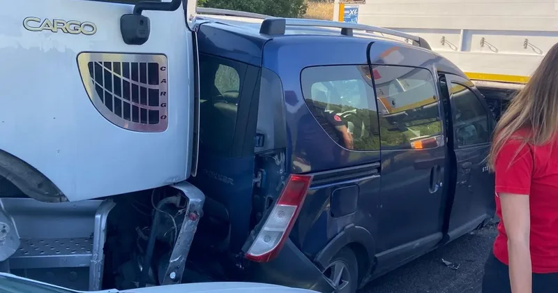 Yavaşlayan trafik felaketi getirdi: 6 araç karayolunda birbirine girdi
