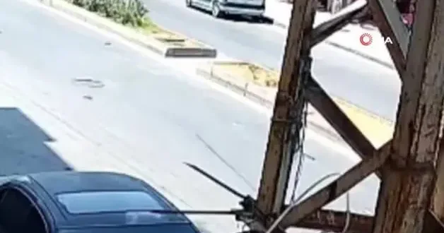 Süratli motor yaya geçinden koşarak geçen çocuklara çarptı
