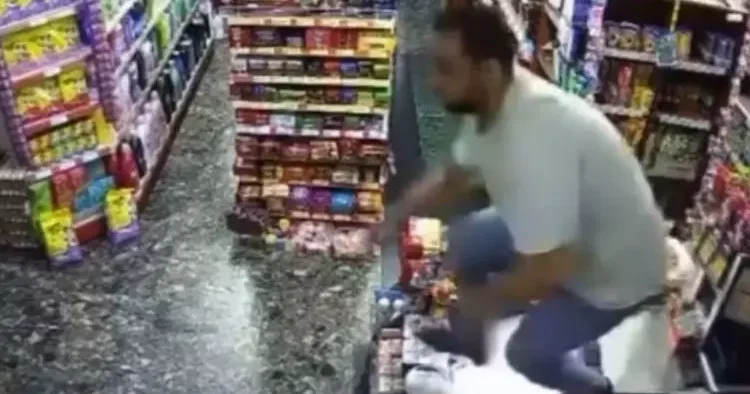 Market çalışanı kasanın üzerinden atladı... Deprem paniği kamerada