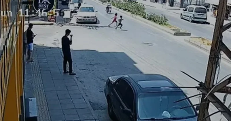 Mersin de feci kaza! Motosikletin çarptığı 2 küçük kardeşten biri öldü