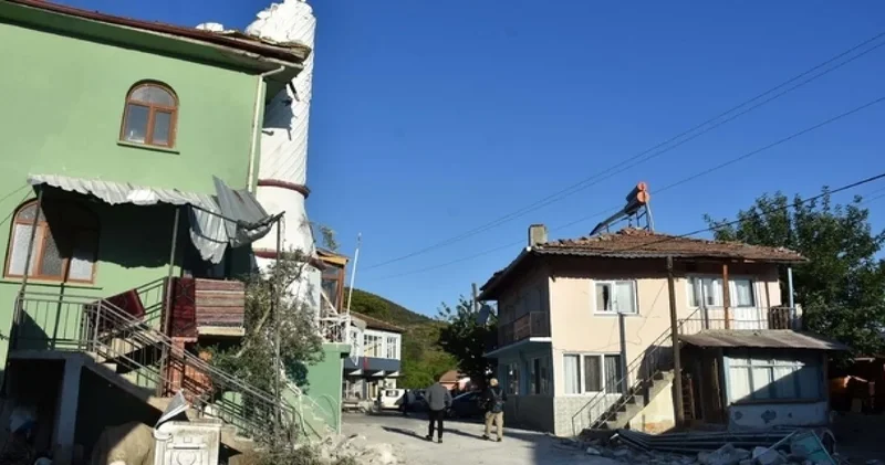 6.1 lik deprem minareyi yıktı