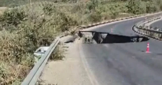 Aydın da Söke Kuşadası karayolu çöktü: O anları vatandaşlar saniye saniye kaydetti VİDEO İZLE