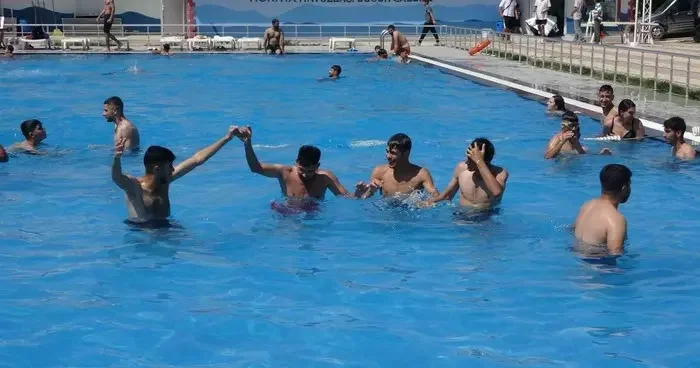 Malatya’da sıcak havalardan bunalan vatandaşlar havuzlara akın etti