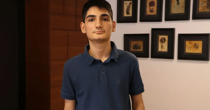 Depremde annesini yitiren ve enkaz altından saatler sonra çıkarılan Asil, yüzde 100 bursla liseye yerleşti