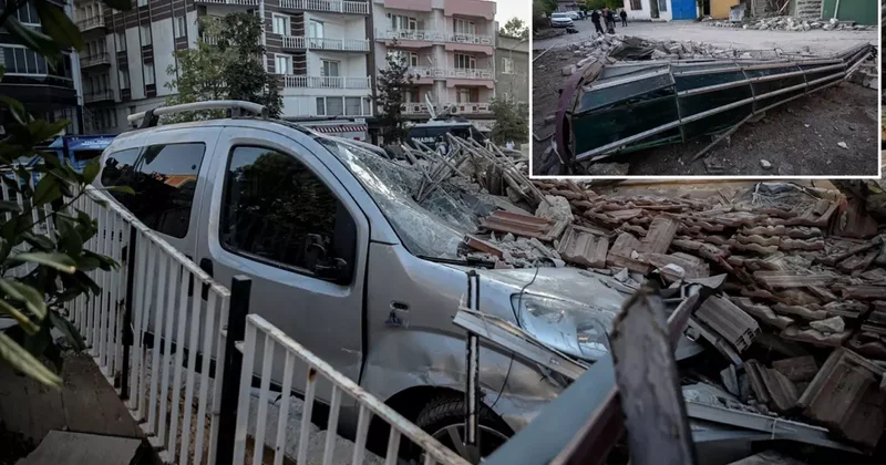 Görüntüler vahim! Depremde caminin minaresi de yıkıldı
