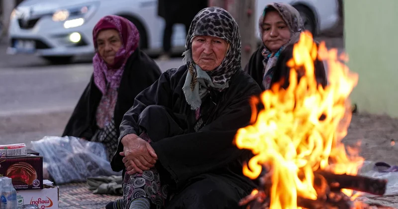 6.1 büyüklüğündeki depremle sarsılan Sındırgı da vatandaşlar geceyi dışarıda geçirdi