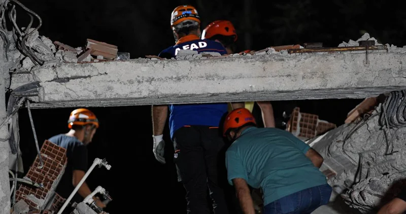 Depremde yıkılan bina için korkunç iddia: Pideci kolonları kesti