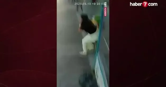 Herkes kaçarken o bebeğine koştu! Balıkesir deki deprem anı kamerada