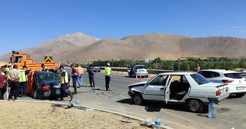 Zincirleme kazaya 3 araç karıştı: 1 ölü, 8 yaralı