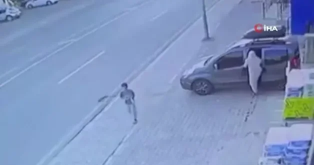 Kaza yapan motosikletteki yolcu, havada üç takla attı: O anlar kamerada