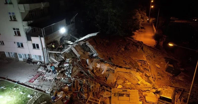 Balıkesir deki 6,1 lik depremde 1 kişinin hayatını kaybettiği enkaz havadan görüntülendi