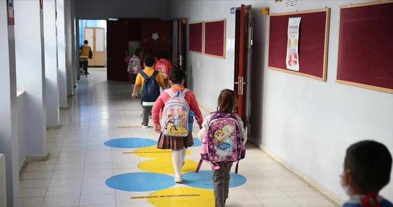Okullar için geri sayım başladı! 2025 2026 MEB takvimi ile 1. ve 2. dönem başlangıç ile bitiş tarihleri ile ara tatil tarihleri